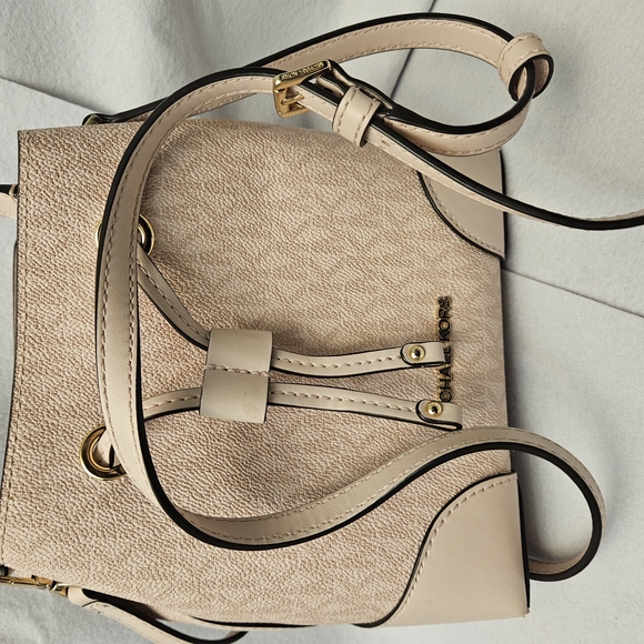 Michael Kors Cream Bucket Bag - Picture 3 of 6